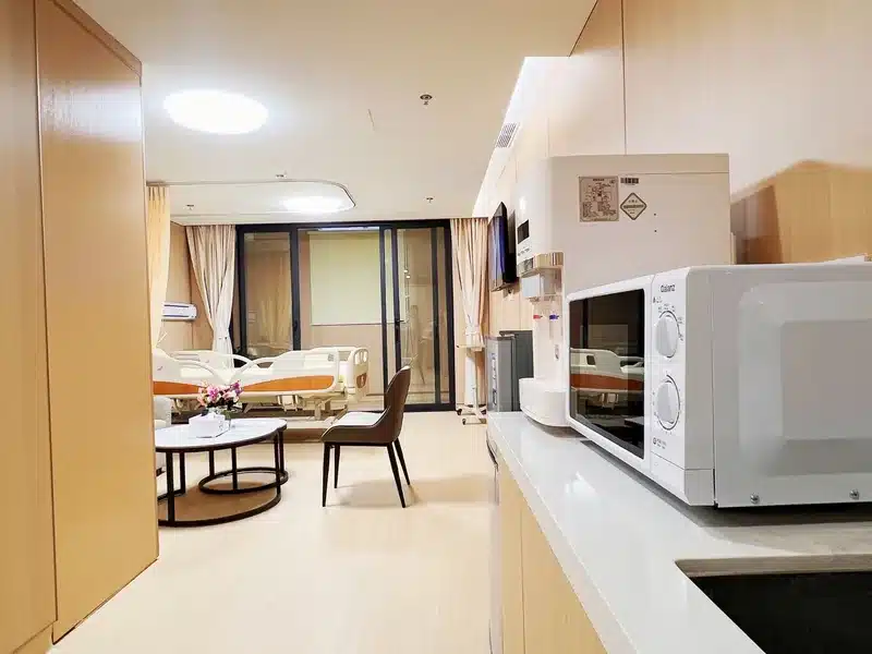 Fosun Chancheng IMC private room with patient bed, lounge area and microwave &mdash; private Grade 3A hospital Guangzhou