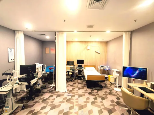 JD Health SVIP private suite — dedicated examination room with 1-on-1 nurse escort